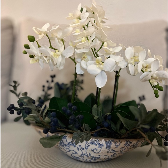 Handmade magnolia and berries in a boat shape vintage vase. - Picture 2 of 2